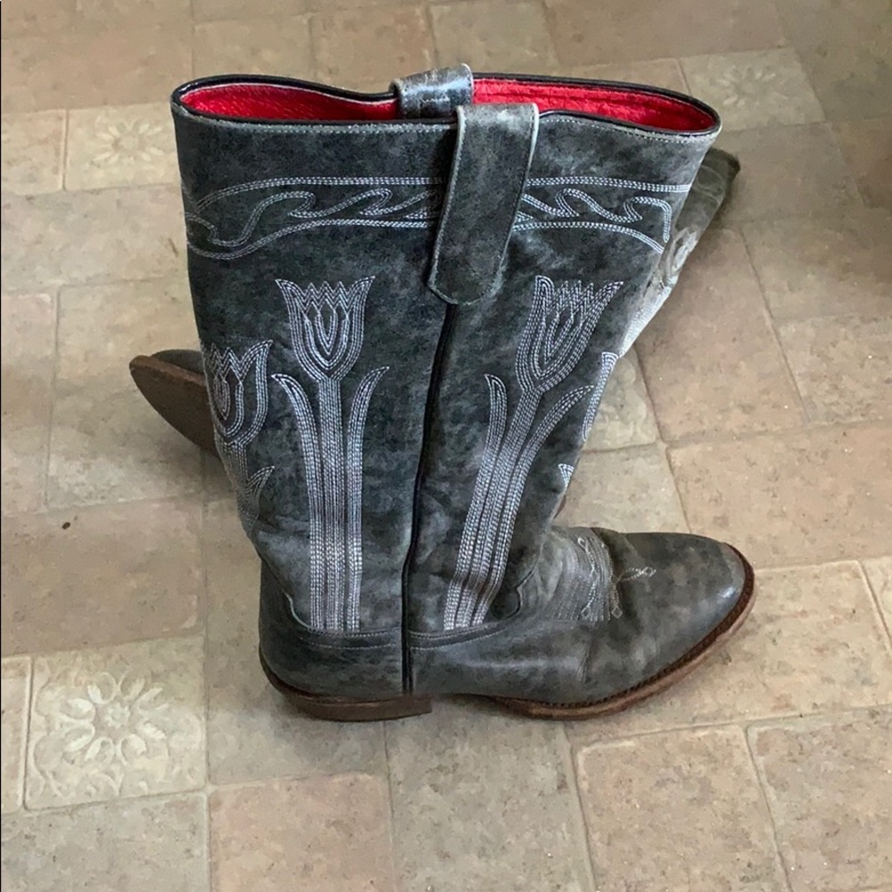 Macie Bean cowgirl boots with Tulip design